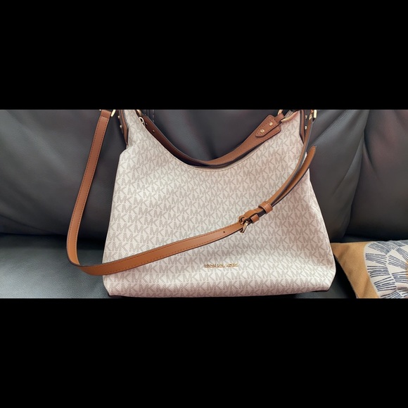 Michael Kors Handbags - Pre loved Michael Kors bag